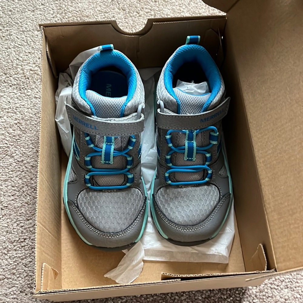 NWT Merrell Outback Mid Boot. Size 12.